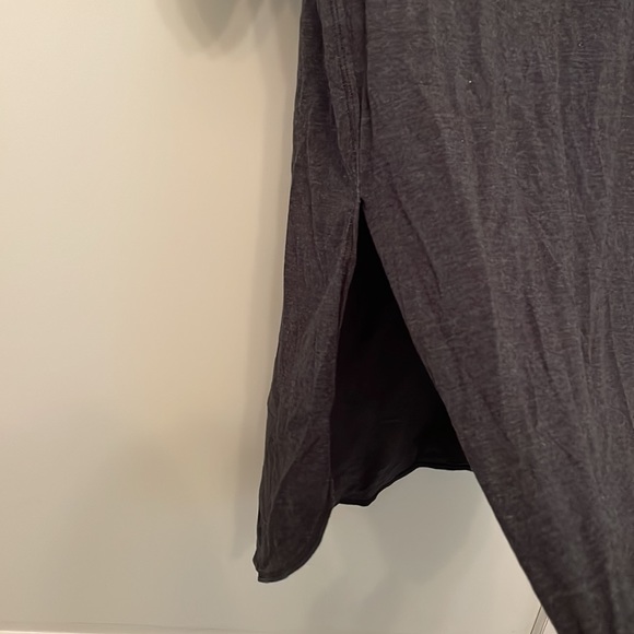 Lululemon Om Tee, size 6, charcoal, very good condition - Picture 3 of 4
